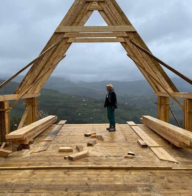 constructia unei cabane cu ciubar la munte, in apuseni