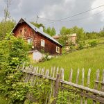 cabana de vacanta la munte in romania, vedere din exterior, de la 50 de metri distanta